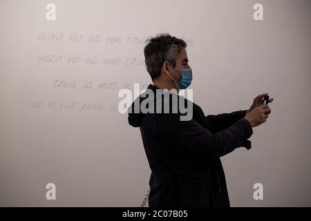 Un visiteur portant un masque facial comme mesure préventive visite l'exposition Barbara Hammer au Centre de la Virreina de la Image.Musées et expositions ouverts avec une capacité contrôlée après avoir atteint la phase 2 à Barcelone. Banque D'Images