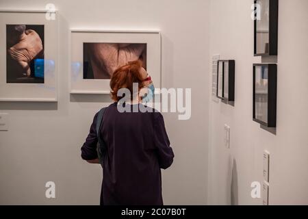Un visiteur portant un masque facial comme mesure préventive visite l'exposition Barbara Hammer au Centre de la Virreina de la Image.Musées et expositions ouverts avec une capacité contrôlée après avoir atteint la phase 2 à Barcelone. Banque D'Images
