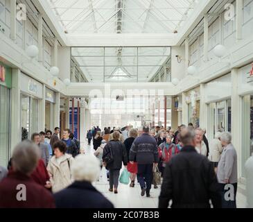 1996, The Spinning Gate Shopping Centre, Leigh, Lancashire, Nord-Ouest de l'Angleterre, Royaume-Uni Banque D'Images