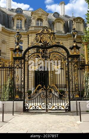 Palais avec porte dorée sur les champs-Élysées. Paris. Banque D'Images