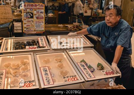 Vendeur japonais vendant des fruits de mer sur le marché du poisson à Kanazawa au Japon Banque D'Images