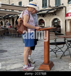 Kotor, Monténégro, 22 septembre 2019 : un couple âgé qui lit le menu du restaurant dans la vieille ville Banque D'Images