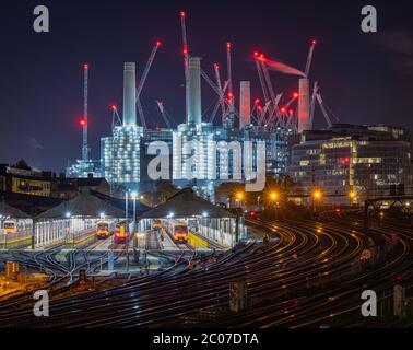 Station électrique de Battersea en construction la nuit. Banque D'Images