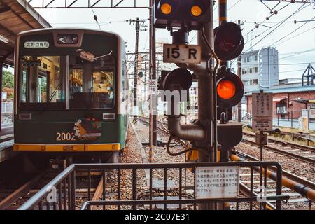 Train de voyageurs japonais Traditiona de la ligne Hankyu Kyoto menant à Arashiyama Banque D'Images