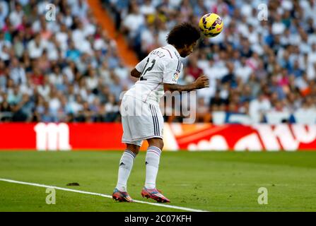 'Ligue panish'- match Real Madrid vs FC Barcelone- saison 2014-15 - Stade Santiago Bernabeu - Marcelo (Real Madrid) contrôle le ballon lors du match de la Ligue espagnole contre le FC Barcelone(photo: Guillermo Martinez / Bohza Press / Alter photos) /nortephoto.com Banque D'Images