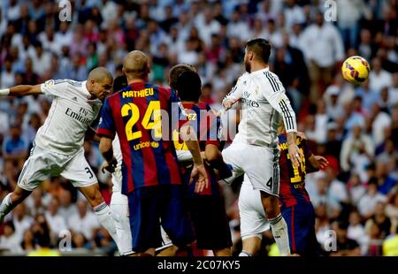 'Ligue panish'- match Real Madrid vs FC Barcelona- saison 2014-15 - Stade Santiago Bernabeu -Pepe(Real Madrid) marque un but lors du match de la Ligue espagnole contre le FC Barcelone(photo: Guillermo Martinez / Bohza Press / Alter photos) /nortephoto.com Banque D'Images