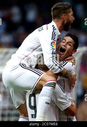 Match de la Ligue espagnole Real Madrid vs FC Barcelone- saison 2014-15 - Stade Santiago Bernabeu - plusieurs joueurs du Real Madrid célèbrent un but lors du match de la Ligue espagnole contre le FC Barcelone(photo: Guillermo Martinez / Bohza Press / Alter photos) /nortephoto.com Banque D'Images