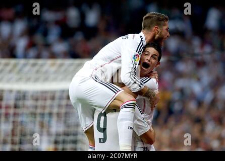 'Ligue des panish'- match Real Madrid vs FC Barcelone- saison 2014-15 - Stade Santiago Bernabeu - plusieurs joueurs du Real Madrid célèbrent un but lors du match de la Ligue espagnole contre le FC Barcelone(photo: Guillermo Martinez / Bohza Press / Alter photos) /nortephoto.com Banque D'Images