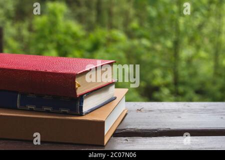 Pile de vieux livres dans la table en bois du jardin Banque D'Images