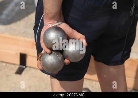 Homme jouant à boule à Marseille France, vue arrière Banque D'Images