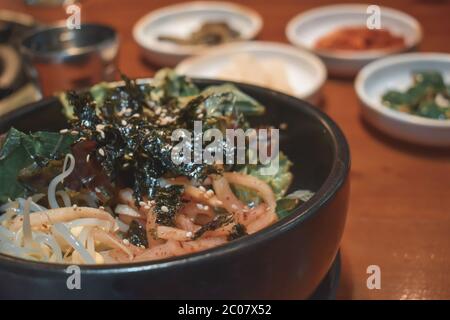 Bibimbap, plat traditionnel coréen, dans un bol en pierre chaude Banque D'Images