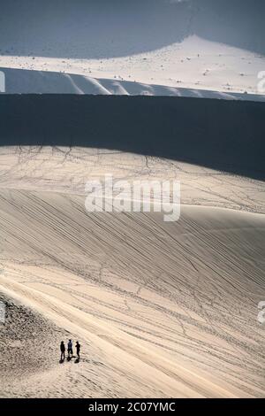 Les dunes de sable chantant (Ming Sha Shan) à Dunhuang, province de Gansu, République populaire de Chine. 30/09/2011. Photo: Stuart Boulton/Alay Banque D'Images