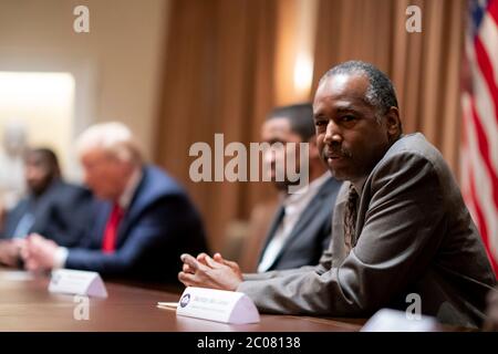 Washington, États-Unis d'Amérique. 10 juin 2020. Washington, États-Unis d'Amérique. 10 juin 2020. Ben Carson, secrétaire américain au logement et au développement urbain, se joint au président Donald Trump pour une table ronde sur les relations raciales avec les partisans conservateurs dans la salle du Cabinet de la Maison Blanche le 10 juin 2020 à Washington, DC Credit: TIA Dufour/White House photo/Alay Live News Banque D'Images