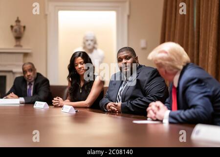 Washington, États-Unis d'Amérique. 10 juin 2020. Washington, États-Unis d'Amérique. 10 juin 2020. Le président américain Donald Trump, à droite, écoute l'animateur de radio conservateur Wayne Dupree, lors d'une table ronde sur les relations raciales dans la salle du Cabinet de la Maison Blanche le 10 juin 2020 à Washington, DC Credit: TIA Dufour/White House photo/Alay Live News Banque D'Images