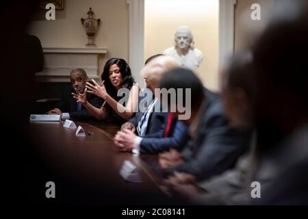 Washington, États-Unis d'Amérique. 10 juin 2020. Washington, États-Unis d'Amérique. 10 juin 2020. Le président américain Donald Trump écoute l'animateur de radio conservateur Sonnie Johnson, lors d'une table ronde sur les relations raciales dans la salle du Cabinet de la Maison Blanche le 10 juin 2020 à Washington, DC crédit: TIA Dufour/White House photo/Alay Live News Banque D'Images