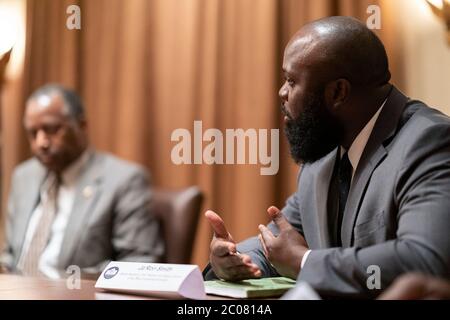 Washington, États-Unis d'Amérique. 10 juin 2020. Washington, États-Unis d'Amérique. 10 juin 2020. Ja'Ron Smith, adjoint américain au président et directeur adjoint du Bureau de l'innovation américaine, parle lors d'une table ronde sur les relations raciales dans la salle du Cabinet de la Maison Blanche le 10 juin 2020 à Washington, DC crédit: TIA Dufour/White House photo/Alay Live News Banque D'Images