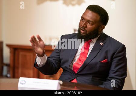 Washington, États-Unis d'Amérique. 10 juin 2020. Washington, États-Unis d'Amérique. 10 juin 2020. Kareem Lanier, co-président de Urban Revitalization Coalition Inc., parle lors d'une table ronde sur les relations raciales dans la salle du Cabinet de la Maison Blanche le 10 juin 2020 à Washington, DC Credit: TIA Dufour/White House photo/Alay Live News Banque D'Images