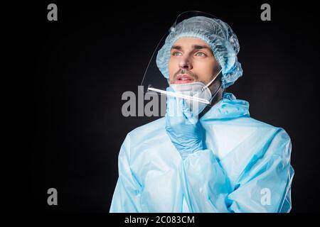 Photo de doc fatigué virologue gars épuisé traiter malade covid patients submergés enlever masque porter noismat bleu uniforme costume plastique masque Banque D'Images