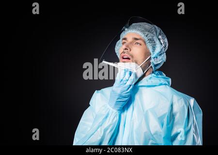 Photo de gars stressé fatigué doc virologist ont beaucoup de malades covid patients submergés enlever masque respirer porter hazmat bleu uniforme costume plastique Banque D'Images