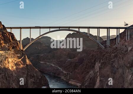 11 octobre 2017, Black Canyon, Nevada et Arizona, U.S.: Le barrage Hoover est un barrage en voûte en béton situé dans le Black Canyon de la rivière Colorado, à la frontière entre les États américains du Nevada et de l'Arizona. Il a été construit entre 1931 et 1936 pendant la Grande Dépression et a été consacré le 30 septembre 1935, par le président Franklin D. Roosevelt. Sa construction est le résultat d'un effort massif impliquant des milliers de travailleurs et a coûté plus d'une centaine de vies. Connu à l'origine sous le nom de barrage Boulder depuis 1933, il a été officiellement rebaptisé barrage Hoover pour le président Herbert Hoover par une résolution conjointe de Banque D'Images