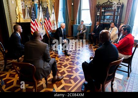 Le vice-président américain Mike Pence organise une séance d'écoute avec les dirigeants de la communauté afro-américaine dans son bureau de cérémonie à la Maison Blanche le 9 juin 2020 à Washington, D.C. Banque D'Images