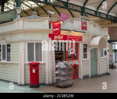 Magasin de détail pratique sur le hall de la gare de Hull Paragon Interchange, Kingston upon Hull, East Riding of Yorkshire, Angleterre, Royaume-Uni Banque D'Images