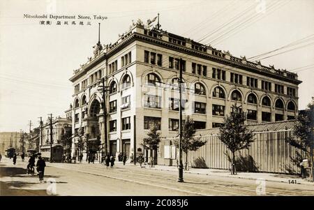 [ années 1920 Japon - Nihonbashi Mitsukoshi ] — le principal grand magasin Mitsukoshi à Nihonbashi, Tokyo. Mitsukoshi a été fondé en 1673 sous le nom d'Echigoya. Daimaru a été le premier magasin de produits secs de Tokyo et le premier grand magasin de style occidental de Shirokiya Tokyo (1886), mais Mitsukoshi a eu certains des meilleurs emplacements. D'abord à Nihonbashi, puis à Shinjuku (1929) et Ginza (1930). Le bâtiment sur cette image est le deuxième magasin Nihonbashi Mitsukoshi. Il a été construit en 1914 (Taisho 3) et détruit par le grand tremblement de terre de Kanto en 1923 (Taisho 12). carte postale vintage du xxe siècle. Banque D'Images