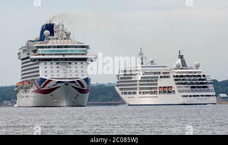 MV Britannia le navire-vedette des croisières P&O quitte les quais de Southampton et passe devant le navire de croisière Silversea MV Silver Spirit, Southampton Water, Royaume-Uni Banque D'Images