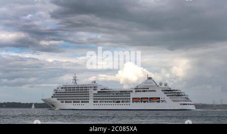 Silversea Cruises MV Silver Spirit approchant les quais de Southampton, Southampton, Hampshire, Angleterre, Royaume-Uni - un bateau de croisière de luxe. Banque D'Images