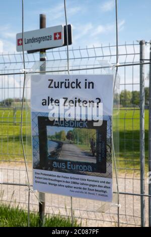 Wegen der Ausbreitung des Corona-virus haben die Schweiz und Deutschland ihre Grenzen geschlossen. Nun findet die Konversation am Grenzzaun statt. Kon Banque D'Images