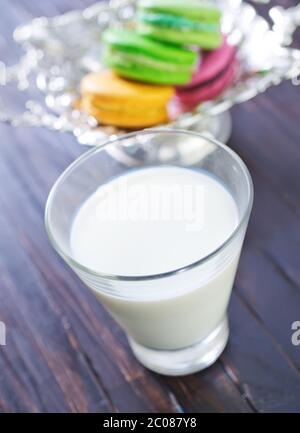 Lait dans le verre et macarons couleur Banque D'Images