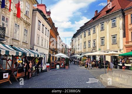 LJUBLJANA, SLOVÉNIE - 28 JUIN 2014 : rue dans le centre de la vieille ville de Ljubljana avec boutiques et cafés. LJUBLJANA, JUIN 28 Banque D'Images