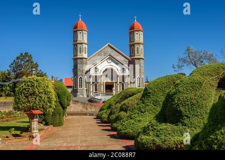 Église catholique avec un parc à Zarcero, Costa Rica Banque D'Images