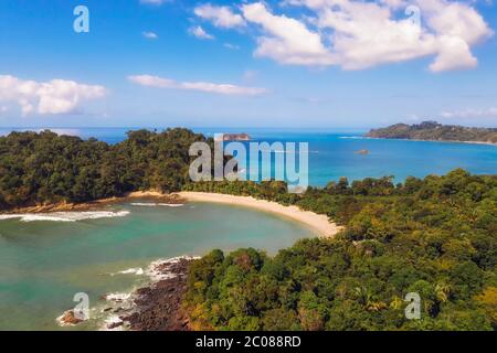 Vue aérienne sur une plage dans le parc national Manuel Antonio, Costa Rica Banque D'Images