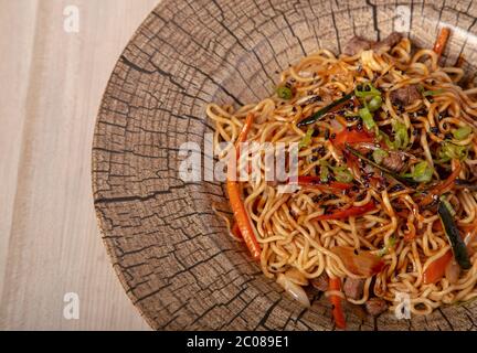 Plat de yakisoba, nouilles sautées, légumes et viande. Image aérienne avec espace de copie Banque D'Images