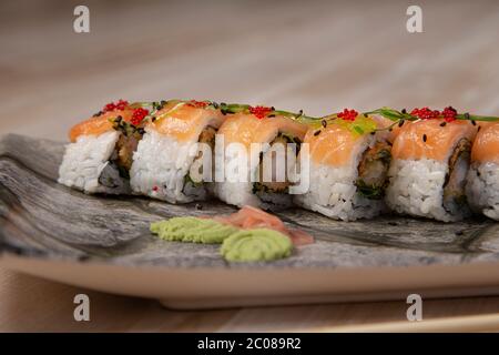 Sushi japonais rouleau d'uramaki farci de crevettes, image isolée. Banque D'Images