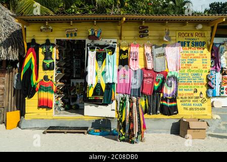 Jamaïque, Negril, Seven Mile Beach, boutique de souvenirs Banque D'Images