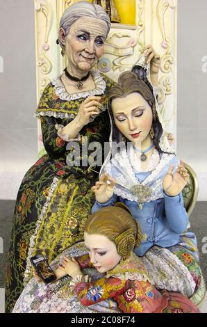 Grand-mère fille et petite fille Ninot (Doll) en robe traditionnelle Pour 2020 brûlage de Fallas (Torches) détail Valence Espagne Banque D'Images