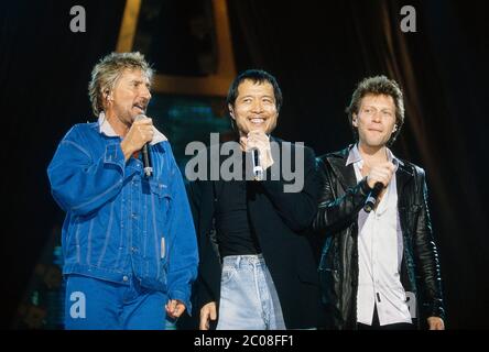 Rod Stewart au Carlberg concert au Wembley Stadium, Londres 16 août 1997, avec Jon bon Jovi (à droite) Banque D'Images