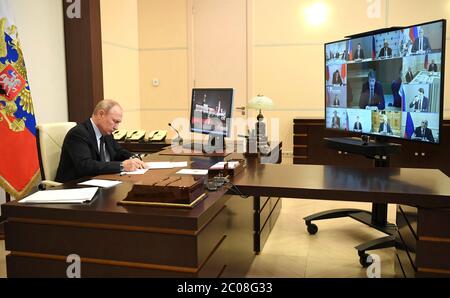 Le président russe Vladimir Poutine préside une réunion par vidéoconférence sur le développement des technologies de l'information et des télécommunications depuis son bureau à la résidence d'État de Novo-Ogaryovo le 10 juin 2020, en dehors de Moscou, en Russie. Banque D'Images