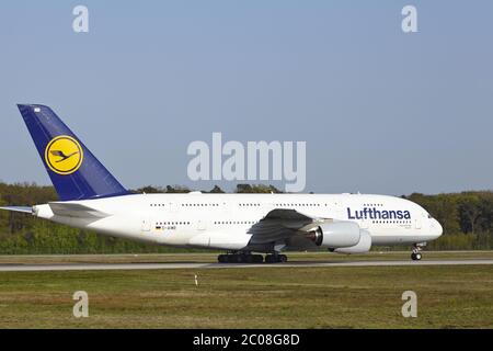 Aéroport de Francfort-sur-le-main - l'Airbus A380 de Lufthansa prend son envol Banque D'Images