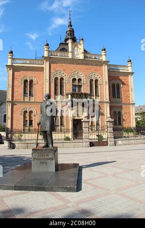 Le Palais de l’évêque et la statue du poète pour enfants Jovan Jovanovic Zž à Novi Sad, Serbie. Banque D'Images