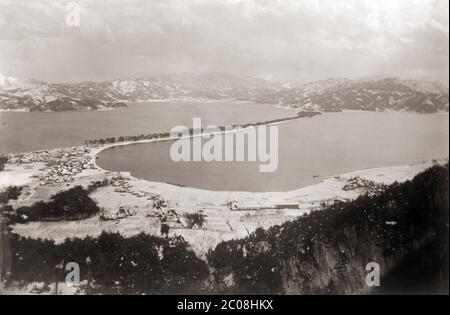 [ 1900s Japon - Amanohashidate ] — UNE Amanohashidate drapée de neige (« Pont au ciel ») dans la baie Miyazu, dans le nord de la préfecture de Kyoto. Amanohashidate est considéré comme l’une des trois meilleures vues panoramiques du Japon (Amanohashidate, Matsushima et Itsukushima). La région était connue sous le nom de province de Tango. imprimé argent gélatine vintage du xxe siècle. Banque D'Images