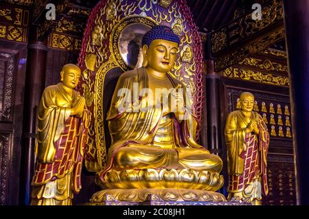 Xian, province de Shaanxi / Chine - 4 août 2015 : statue de Bouddha d'or à la pagode de l'OIE sauvage géante de Xian, en Chine Banque D'Images