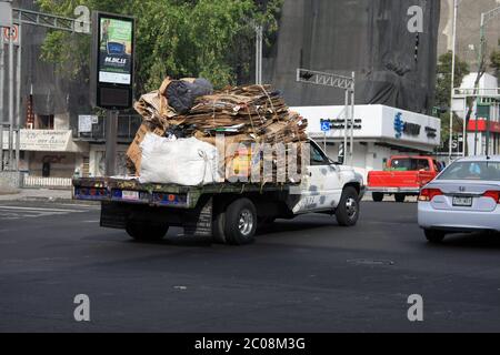 Mexico, Mexique - 27 novembre 2015 : camion de déchets transportant des déchets de carton par la route à Mexico Banque D'Images