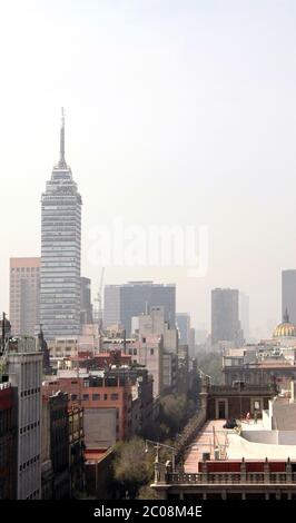 Le gratte-ciel Torre Latinoamericana dans le centre-ville de Mexico, situé dans le centre historique de la ville Banque D'Images