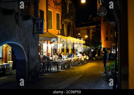 La fin de nuit dans le village de Monterosso al Mare, partie des Cinque Terre en Italie sur la Riviera Italienne en tant que touristes profiter d'une soirée sidewalk cafe Banque D'Images