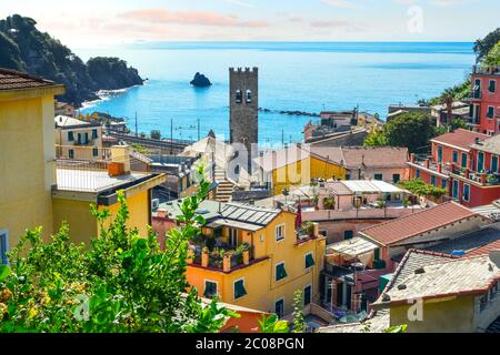 Le bleu de la mer de Ligurie et de la côte de la ville de Monterosso al Mare, sur la Riviera italienne de Cinque Terre Italie avec le clocher de l'église dans la région de View Banque D'Images