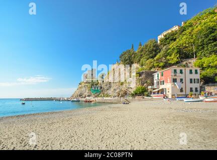 Les ruines du château de la tour Aurora à Monterosso al Mare s'élèvent au-dessus de la plage de sable et de la côte de Cinque Terre Italie sur la côte ligure Banque D'Images