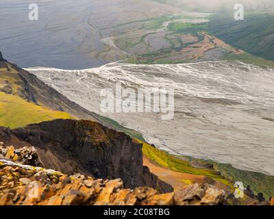 Rivière Glacier dans la vallée et prairies verdoyantes du parc national de Skaftafell, Islande Banque D'Images